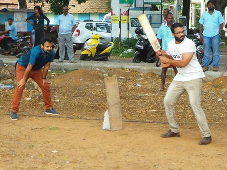 പ്രൊഡ്യൂസറുടെ കാശും വാങ്ങിച്ച് ക്രിക്കറ്റ് കളിച്ച് നടക്കുന്ന രണ്ട് യുവതാരങ്ങള്‍