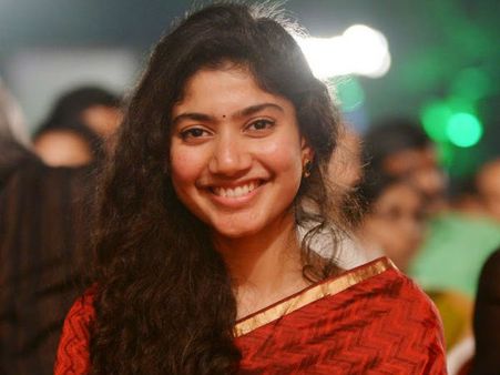 സായി പല്ലവിയുടെ സമ്മതത്തിനായി പ്രശസ്ത സംവിധായകന്‍ കാത്തിരിയ്ക്കുന്നു