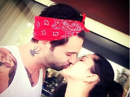 ചുംബിക്കില്ലെന്ന് ആര് പറഞ്ഞു, ഗോസിപ്പുകള്‍ക്ക് സണ്ണി ലിയോണ്‍ മറുപടി കൊടുത്തത് ഹോട്ട് ചുംബനത്തിലൂടെ