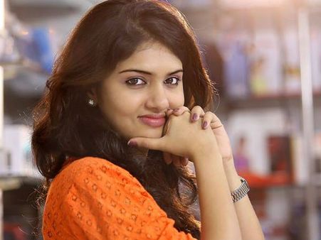 സീരിയലിനെ കളിയാക്കി സിനിമാ നടി ഗായത്രി സുരേഷ്; കാണൂ