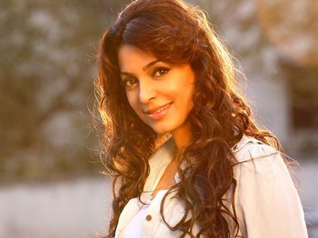 ജൂഹി ചൗള, നിര്‍മ്മാതാവ് മഹേന്ദ്ര ബൊഹ്രയുടെ ഭാഗ്യ നടി