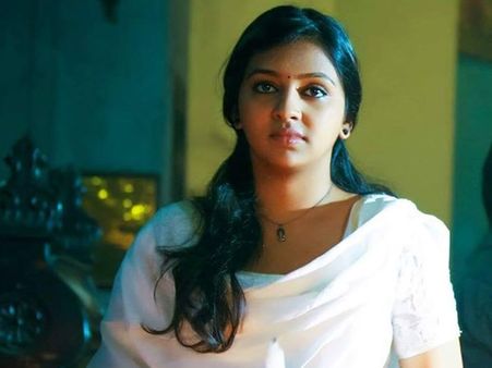 ലക്ഷ്മി മേനോന്‍ പഠിത്തം നിര്‍ത്തിയില്ല, പഴയ കോളേജില്‍ നിന്ന് മാറി