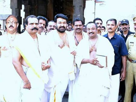 ശ്രീപത്മനാഭന്റെ നടയില്‍ മോഹന്‍ലാല്‍; ഈ മണ്ണിന്റെ മകനായത് അനുഗ്രഹം