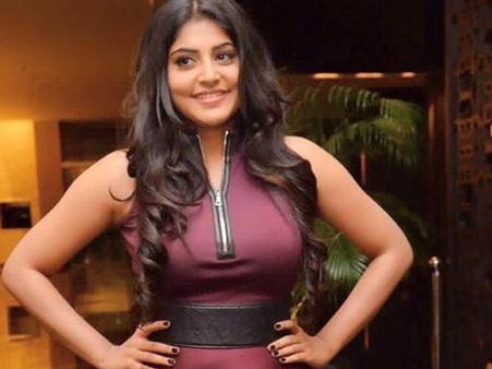 ഓഡിയോ ലോഞ്ചില്‍ പങ്കെടുക്കാനെത്തിയ മഞ്ജിമ, ഫോട്ടോസ് കാണൂ..