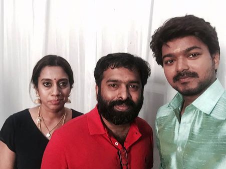 അറുപതാം ചിത്രത്തിന്റെ ലൊക്കേഷനില്‍ വിജയ്യുടെ 42 ആം പിറന്നാള്‍; കാണൂ