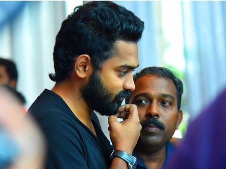ഭാര്യ പര്‍ദ്ദയണിഞ്ഞില്ല, നടന്‍ ആസിഫലിക്ക് നേരെ തെറിയഭിഷേകം
