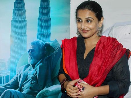 സ്റ്റൈല്‍ മന്നന്റെ കബാലി കാണാന്‍ വിദ്യാ ബാലനും കുടുംബവും മുംബൈയിലെ തിയേറ്ററില്‍