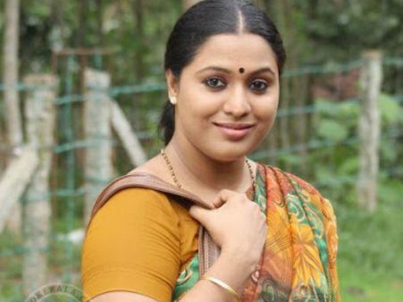 വാഹനം എത്താന്‍ വൈകി; സംവിധായകനെ അസഭ്യം പറഞ്ഞ ലക്ഷ്മി പ്രിയയെ പുറത്താക്കി