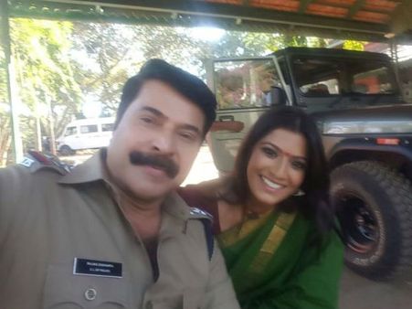 വരലക്ഷ്മിയ്ക്കും വേണം മമ്മൂക്കയ്‌ക്കൊപ്പം ഒരു സെല്‍ഫി, മൊബൈലുമായി ക്യൂവില്‍ വരലക്ഷ്മിയും