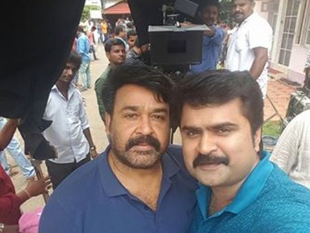 തമാശക്കാരനായ ലാലേട്ടന്‍, ജിബു ജേക്കബ് ചിത്രത്തിന്റെ ലൊക്കേഷനില്‍ നിന്ന് അനൂപ് മേനോന്‍