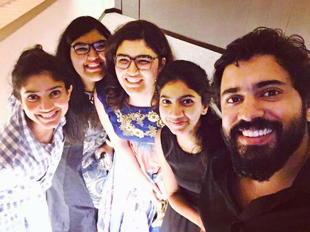 നിവിന്‍ പോളിയ്‌ക്കൊപ്പം നില്‍ക്കുന്ന ഈ പെണ്‍കുട്ടികള്‍ ആരൊക്കെയാണെന്ന് മനസ്സിലായോ?