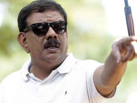 കഷ്ടപ്പെട്ട് സിനിമ എടുക്കുകയാണ്, അനാവശ്യ ചോദ്യത്തിന് മറുപടി പറയാന്‍ നേരമില്ല: പ്രിയദര്‍ശന്‍