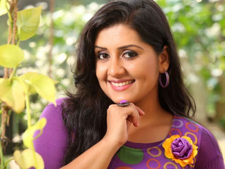 തുറന്ന് കാട്ടിയുള്ള വേഷം എന്റെ ശരീരത്തിന് ചേരില്ല, പക്ഷെ നാടന്‍ വേഷം മടുക്കും: സരയു