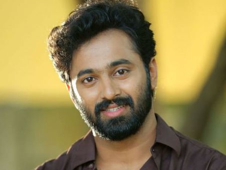 10 അല്ല, ഞാന്‍ പ്ലസ് ടു വരെ പഠിച്ചു; ഇംഗ്ലീഷിനെ കുറിച്ച് പറഞ്ഞ ആരാധകന് ഉണ്ണി മുകുന്ദന്റെ മറുപടി