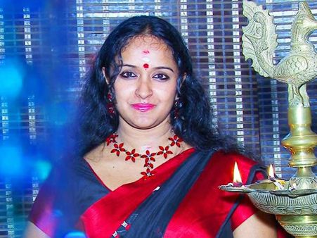 എല്ലാ സുഹൃത്തുക്കളെയും സദയം ക്ഷണിച്ച് കൊണ്ട് ശാലു മേനോന്റെ വിവാഹ ക്ഷണക്കത്ത് ഫേസ്ബുക്കില്‍