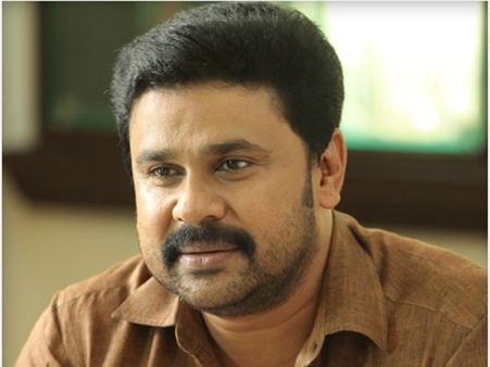 ' പിന്നെയും' റിലീസ് ദിവസം ദിലീപ് കമ്മാരസംഭവത്തിലേക്ക്!!