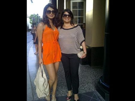 സൂപ്പര്‍ നായികയുടെ അമ്മയും മകളുടെ താരപദവി പിടിച്ച് അഭിനയത്തിലേക്ക് !!