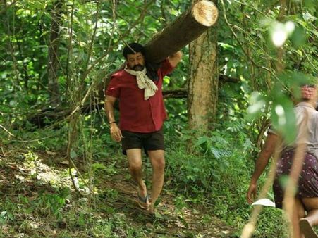 ട്രൗസറിട്ട്, തോളില്‍ മരത്തടിയും ചുമന്ന് പോകുന്ന മോഹന്‍ലാല്‍; ഫോട്ടോ വൈറലാകുന്നു