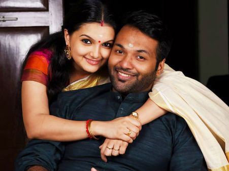 അമ്മയായ വാര്‍ത്തയ്ക്ക് താഴെ അസഭ്യവര്‍ഷം; മനോരോഗികള്‍ക്ക് ശരണ്യയുടെ ഭര്‍ത്താവിന്റെ മറുപടി