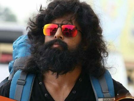 താടിയും മുടിയും നീട്ടി പ്രാകൃതരൂപത്തിലുള്ള ഈ പ്രമുഖയുവനടന്‍ ആരാണെന്ന് മനസ്സിലായോ?