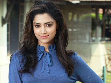 ഭാര്യമാര്‍ അടിമകളാണെന്ന് കരുതുന്ന ഭര്‍ത്താക്കന്മാര്‍ പട്ടികളെ എടുത്ത് വളര്‍ത്തുക; മംമ്ത മോഹന്‍ദാസ്