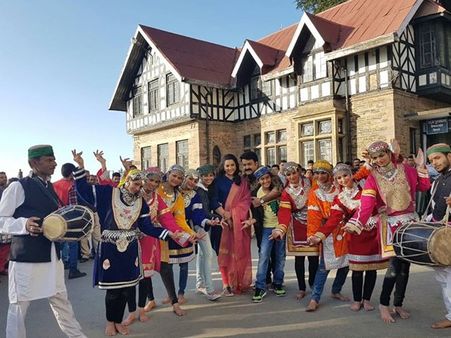 മോഹന്‍ലാല്‍ പുലിമുരുകന്റെ വിജയം ആഘോഷിക്കുന്നതു കണ്ടോ, സിംലയിലെ ലൊക്കേഷനില്‍ നിന്ന്!!