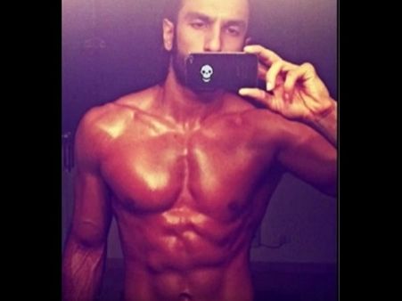 സെല്‍ഫി പ്രേമമെന്നാല്‍ ഇങ്ങനെയുണ്ടോ ?നടന്‍ രണ്‍വീര്‍ സിങിന്റെ ഹോട്ട് സെല്‍ഫി വൈറല്‍!