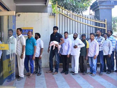 ഒരു വെടിയ്ക്ക് രണ്ടു പക്ഷി; സംവിധായകന്‍ എടിഎമ്മിനു പുറത്ത് ക്യു നിന്നത് പന്നിക്കുട്ടിയുമായി