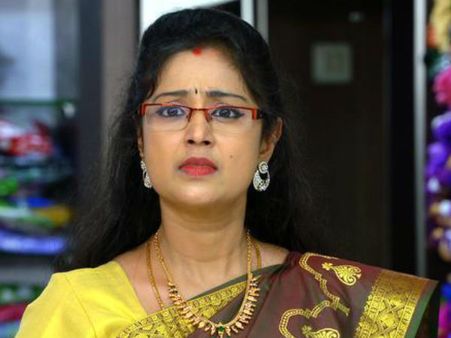നല്ലത് പറഞ്ഞുതരാന്‍ വന്നവരെ ശത്രുക്കളാക്കി, ചെറുപ്പത്തിലേ നടിയായത് ശാപമായിപ്പോയി എന്ന് ചാര്‍മിള