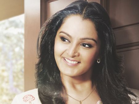 ഫോട്ടോ ഷൂട്ടിനിടെ മേക്കപ്പ് ആര്‍ട്ടിസ്റ്റിന് പറ്റിയ അബദ്ധം, മഞ്ജുവിനെ ഫോണ്‍ വിളിച്ച് ക്ഷമ ചോദിച്ചു!