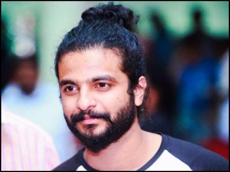 500 രൂപ കാണിച്ച സുഹൃത്തിനെ നൂറു രൂപ നോട്ടുകള്‍ കാണിച്ച് നീരജ് ഞെട്ടിക്കുന്നു! വീഡിയോ