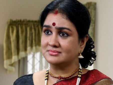 ചാനല്‍ പരിപാടിയില്‍ സംസ്‌കാര ശൂന്യമായ പെരുമാറ്റം; ഉര്‍വശിയോട് വിശദീകരണം ചോദിച്ചു