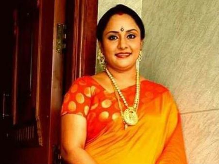 വിവാഹ ജീവിതം തകര്‍ന്നിട്ടും നിഷ സാരംഗ് ജീവിച്ചത് കഷ്ടപ്പെട്ട് പണിയെടുത്ത്.. നടിയുടെ വാക്കുകളിലേക്ക്.