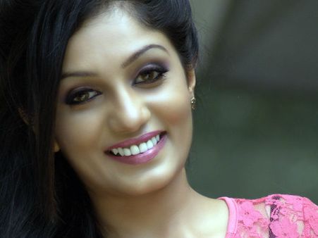 എന്റെ ദേഹത്ത് കൈ വയ്ക്കുന്നവന്‍ വിവരമറിയും എന്ന് ബഡായി ബംഗ്ലാവിലെ ആര്യ