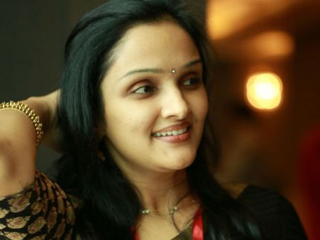 ജോമോളും സിനിമയിലേക്ക് മടങ്ങിയെത്തുന്നു; വിവാഹ മോചനം സംഭവിച്ചോ എന്നാണോ അറിയേണ്ടത്..??