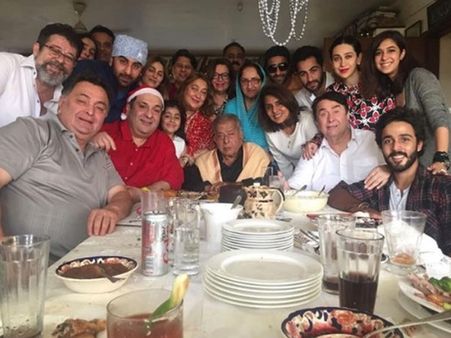 പ്രസവം കഴിഞ്ഞിട്ട് എത്ര ദിവസമായി, പാര്‍ട്ടികളിലും ആഘോഷ വേളകളിലും പങ്കെടുത്ത കരീനയുടെ ചിത്രങ്ങള്‍!