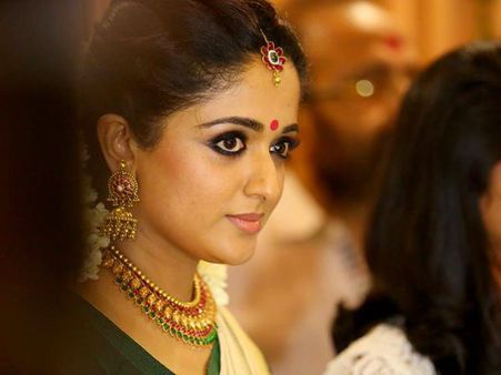വിവാഹത്തിന് കാവ്യ ധരിച്ച മാല ശ്രദ്ധിച്ചിരുന്നോ... അതിനൊരു പ്രത്യേകതയുണ്ട്!!