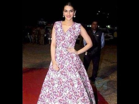 2000 രൂപാ നോട്ടു കൊണ്ടു തുന്നിയ കുപ്പായമിട്ട നടിയെ കൊന്ന് കൊലവിളിച്ച് സോഷ്യല്‍ മീഡിയ !