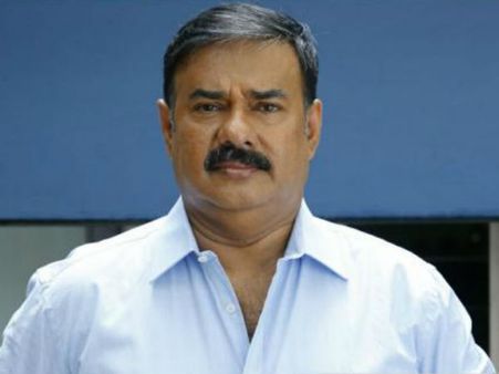 ചലച്ചിത്രമേളയില്‍ എഴുന്നേറ്റ് നില്‍ക്കാത്ത താടിക്കാരെ വിമര്‍ശിച്ച് മണിയന്‍ പിള്ള രാജു, അഹങ്കരമാണിത്