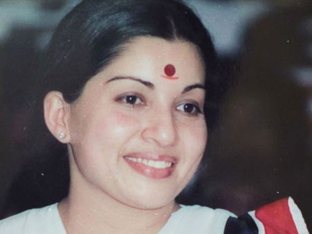 ജയലളിത ആദ്യമായി മുന്നില്‍ വന്ന് നിന്നപ്പോള്‍ എംജിആര്‍ ഞെട്ടി.. അവിടെ നിന്നാണ് തുടക്കം