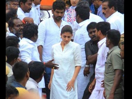 നയന്‍താര ഇപ്പോള്‍ എവിടെ പോയാലും വിഘ്‌നേശുമുണ്ടാകും, അത് മരണ വീട്ടിലാണെങ്കിലും.. ഫോട്ടോ കാണൂ