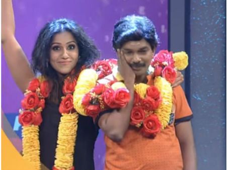 രഞ്ജിനി ഹരിദാസ് സന്തോഷ് പണ്ഡിറ്റിനെ വിവാഹം ചെയ്തു; വീഡിയോ കാണൂ