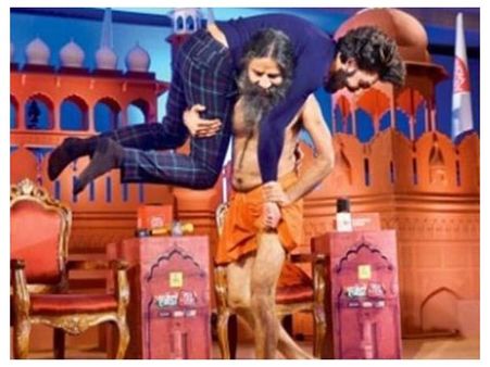 വിളിച്ചുവരുത്തി എട്ടിന്റെ പണിയും കിട്ടി; രാംദേവിനു മുന്നില്‍ മുട്ടുമടക്കി നടന്‍ രണ്‍വീര്‍ സിങ്