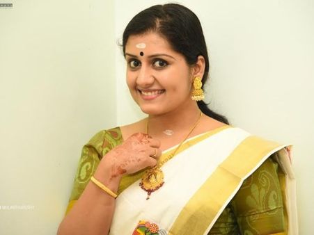 വിവാഹത്തിന് ശേഷം സരയു കൂടുതല്‍ ഹാപ്പി, ഫോട്ടോസ് കാണാം