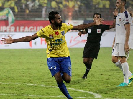 ഹണിബീ 2 ന്റെ ലൊക്കേഷനിലെത്തിയ സികെ വിനീത് താരങ്ങള്‍ക്കൊപ്പം ഡാന്‍സ് ചെയ്യുന്ന വിഡിയോ കാണാം