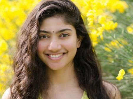 ഒടുവില്‍ സായ് പല്ലവി സമ്മതിച്ചു, ഡിക്യു സിനിമയുടെ റീമേക്കിലൂടെ തമിഴില്‍ അഭിനയിക്കുന്നു, നായകന്‍ ??