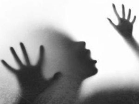ഫ്ലാറ്റില്‍ കയറി വന്ന് നടിയെ ഉപദ്രവിച്ചു, നിര്‍മാതാവിന്റെ മൊബൈലില്‍ നടിയുടെ നഗ്ന ചിത്രങ്ങള്‍