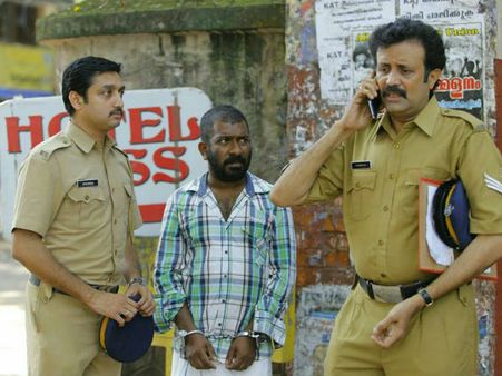 അകം പുറം നിരൂപണം; അകത്ത് നിന്നും പുറത്ത് നിന്നും കാണണം