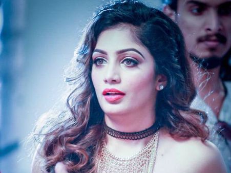 ഫോണില്‍ വിളിച്ച് സംവിധായകന്‍ മോശമായി സംസാരിച്ചു; ആരോപണവുമായി ബഡായി ബംഗ്ലാവിലെ ആര്യ