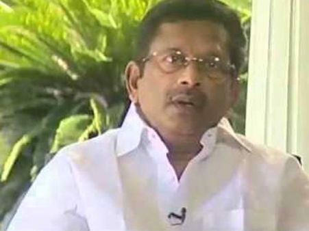 വിടമാട്ടേ....ശോഭന മണിച്ചിത്രത്താഴില്‍ ഇടതു കൈകൊണ്ട് കട്ടില്‍ പൊക്കിയതെങ്ങനെയെന്ന് ഫാസില്‍!